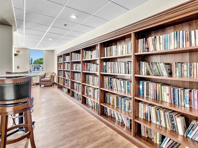 9340 Lagoon Pl 303, Davie, FL 33324