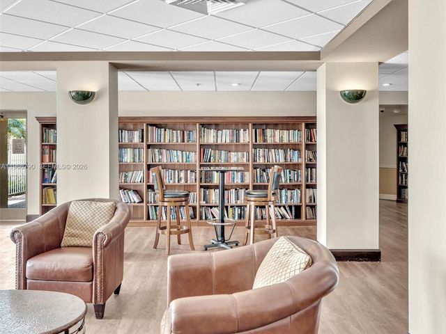 9340 Lagoon Pl 303, Davie, FL 33324