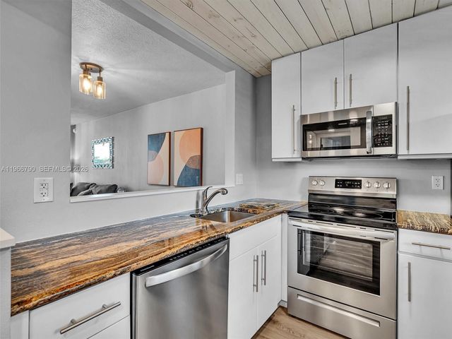 9340 Lagoon Pl 303, Davie, FL 33324