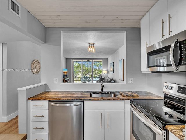 9340 Lagoon Pl 303, Davie, FL 33324