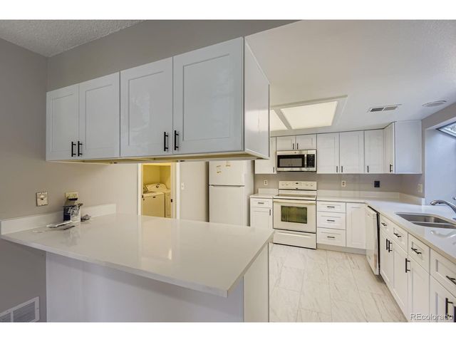 12440 E Pacific Cir B, Aurora, CO 80014