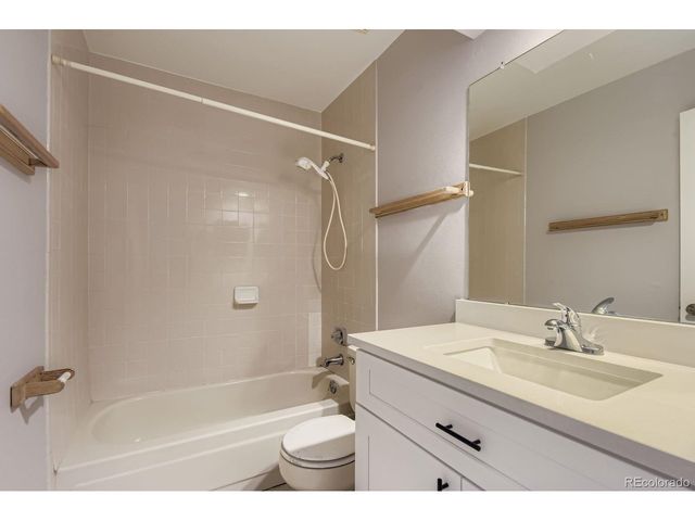 12440 E Pacific Cir B, Aurora, CO 80014