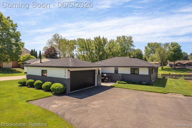 3378 Kingsway Drive, Highland Charter Township, MI 48356
