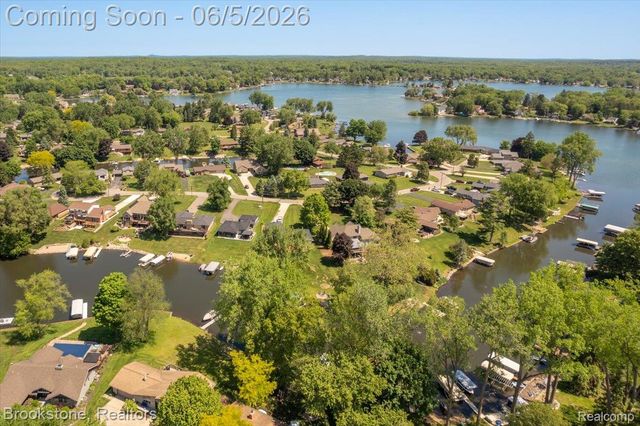 3378 Kingsway Drive, Highland Charter Township, MI 48356