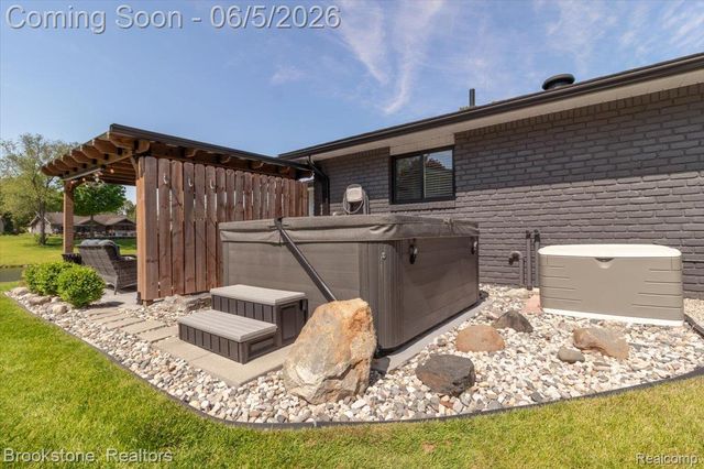 3378 Kingsway Drive, Highland Charter Township, MI 48356