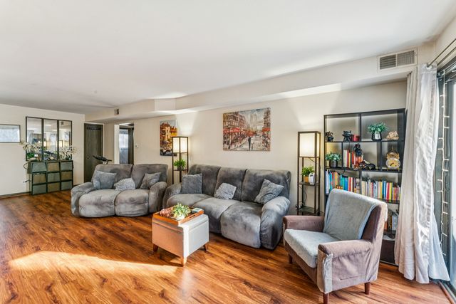 7632 W Lawrence Avenue 1B, Harwood Heights, IL 60706