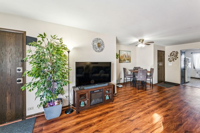 7632 W Lawrence Avenue 1B, Harwood Heights, IL 60706