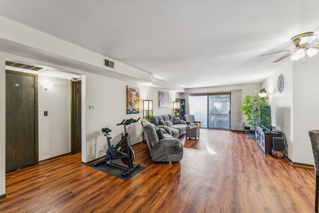 7632 W Lawrence Avenue 1B, Harwood Heights, IL 60706