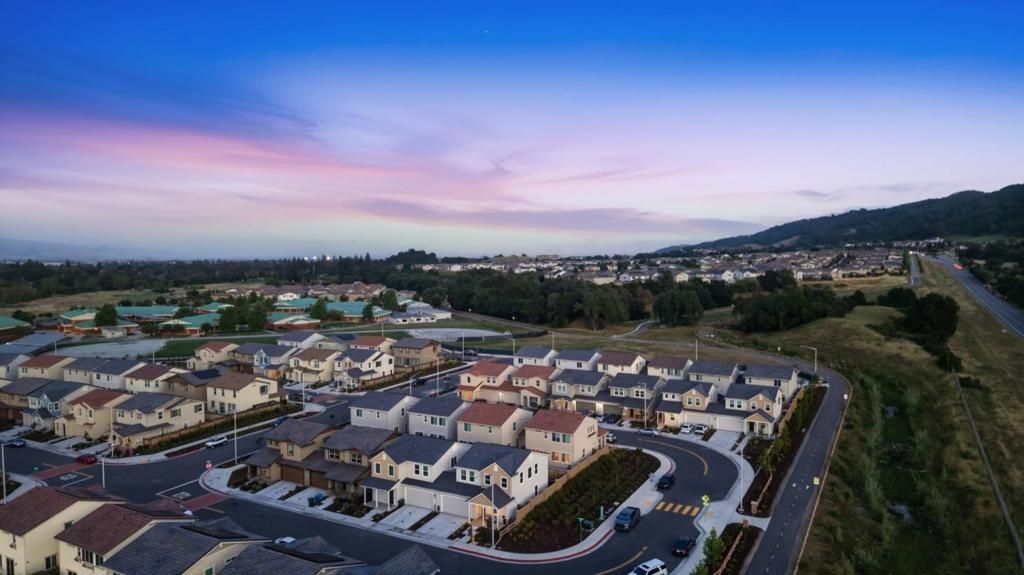 Image 4 of property listing at 1646 Siderits Way, Gilroy, CA 95020