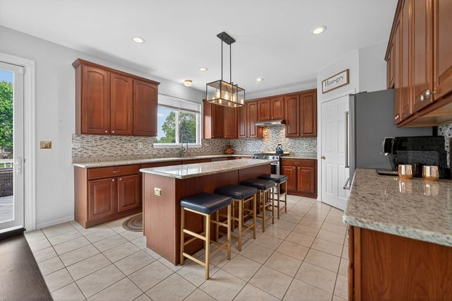 2560 Mc Duffee Circle, North Aurora, IL 60542