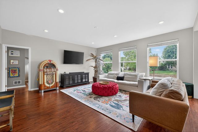 2560 Mc Duffee Circle, North Aurora, IL 60542