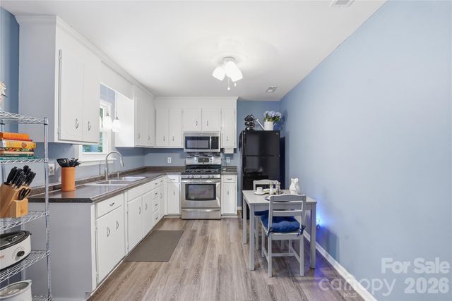 6804 Delta Lake Drive, Charlotte, NC 28215