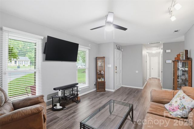 6804 Delta Lake Drive, Charlotte, NC 28215