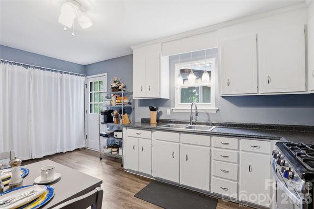 6804 Delta Lake Drive, Charlotte, NC 28215
