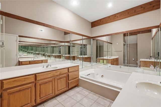 1 Landing Drive 28, Holiday Island, AR 72631