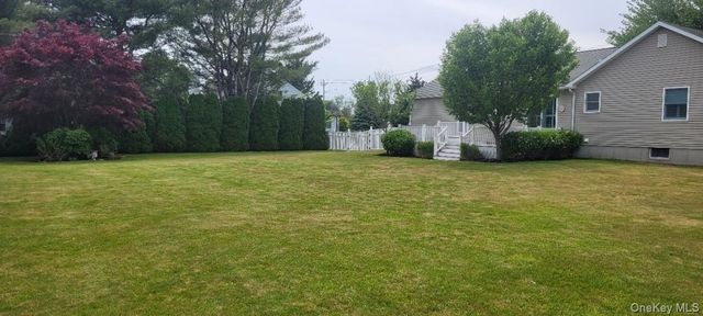 312 Riley Avenue, Calverton, NY 11933