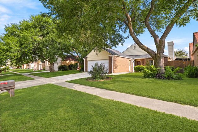 8226 Misty Ridge Lane, Houston, TX 77071