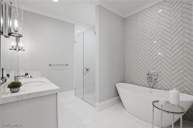 2867 Coco Lakes DR, Naples, FL 34105