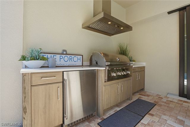 2867 Coco Lakes DR, Naples, FL 34105