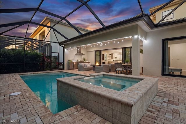 2867 Coco Lakes DR, Naples, FL 34105