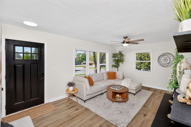 4800 Fairview Drive, Pleasant Hill, IA 50327