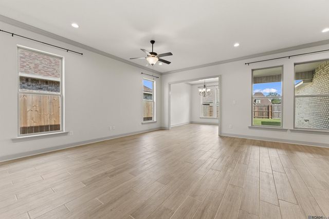 812 Elliston Dr, Gonzales, LA 70737