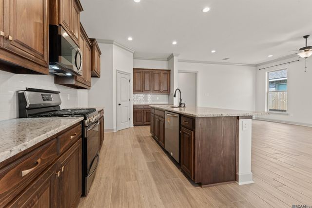 812 Elliston Dr, Gonzales, LA 70737