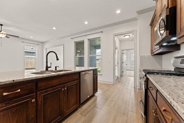 812 Elliston Dr, Gonzales, LA 70737