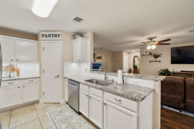 2100 Oaklawn DR, Taylor, TX 76574