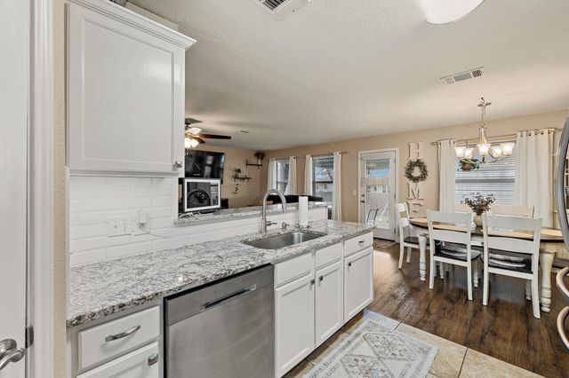 2100 Oaklawn DR, Taylor, TX 76574