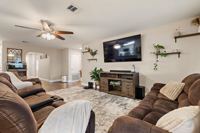 2100 Oaklawn DR, Taylor, TX 76574