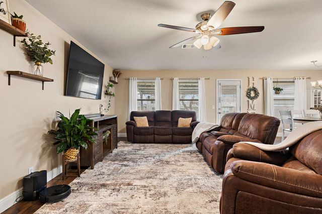 2100 Oaklawn DR, Taylor, TX 76574