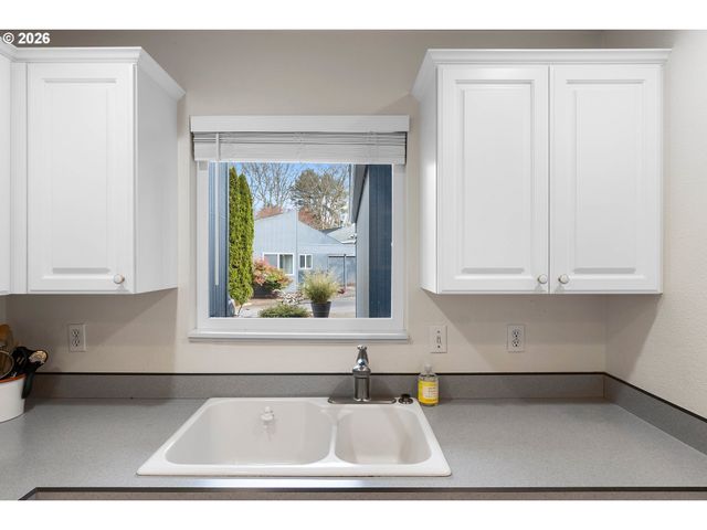 17666 Nw ROLLING HILL Ln, Beaverton, OR 97006