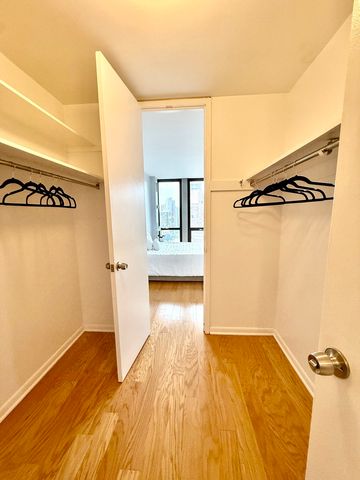 1 E Scott Street 1811, Chicago, IL 60610
