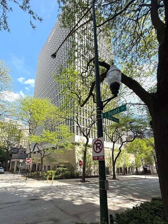 1 E Scott Street 1811, Chicago, IL 60610