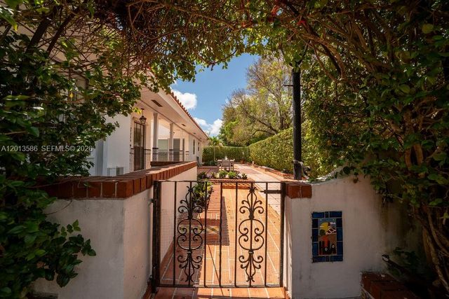 1550 S Greenway Dr, Coral Gables, FL 33134