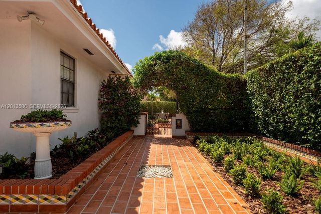 1550 S Greenway Dr, Coral Gables, FL 33134