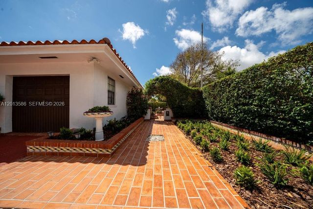 1550 S Greenway Dr, Coral Gables, FL 33134