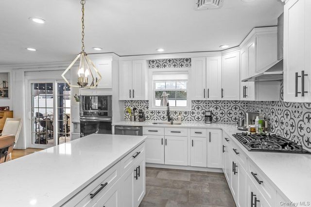 7 Sebree Place, Plainview, NY 11803