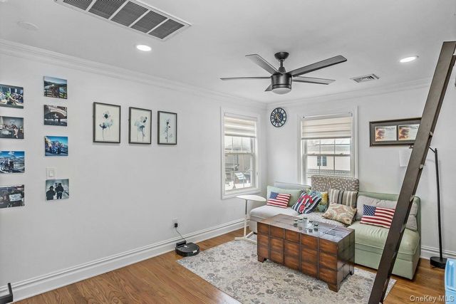 7 Sebree Place, Plainview, NY 11803