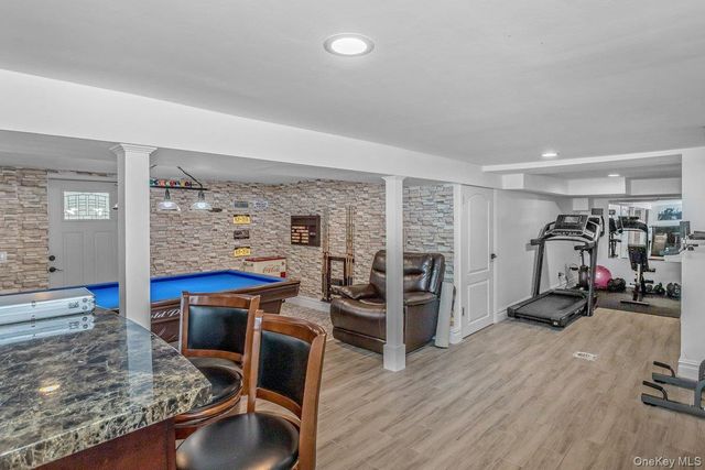 7 Sebree Place, Plainview, NY 11803