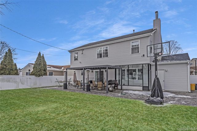 7 Sebree Place, Plainview, NY 11803