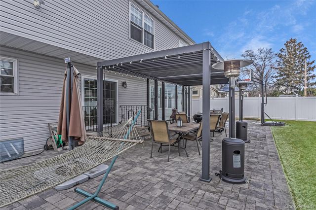 7 Sebree Place, Plainview, NY 11803