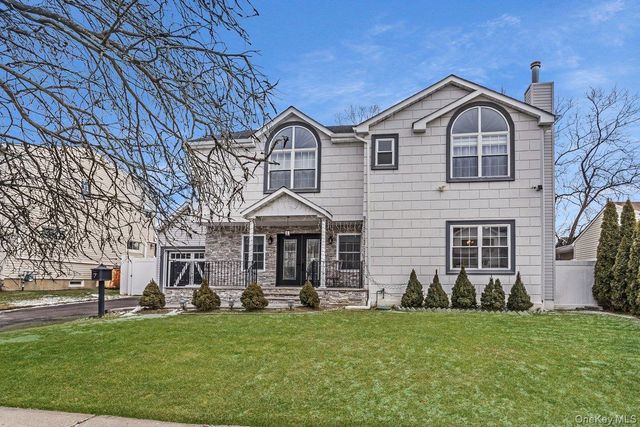 7 Sebree Place, Plainview, NY 11803