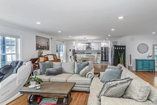 7 Sebree Place, Plainview, NY 11803