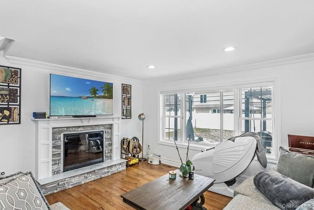 7 Sebree Place, Plainview, NY 11803