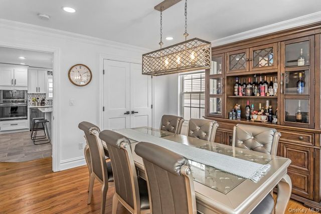 7 Sebree Place, Plainview, NY 11803