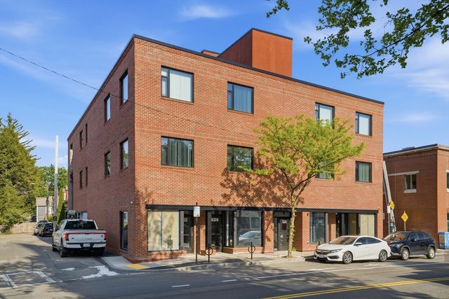 632 Centre St 301, Boston, MA 02139