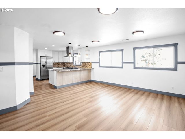 705 Sw DENNIS Ave, Hillsboro, OR 97123