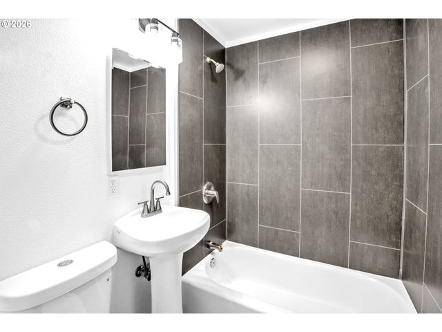 705 Sw DENNIS Ave, Hillsboro, OR 97123